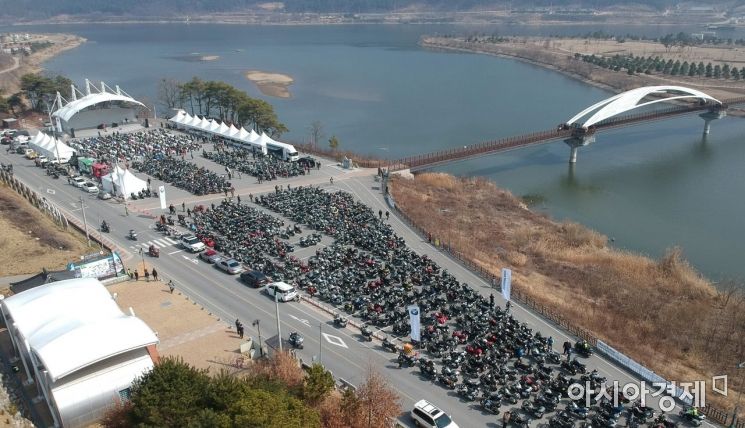 전국에서 모인 BMW 모터사이클 라이더 1500여명이 경북 상주 경춘섬을 가득 메우고 있다./경북 상주=윤동주 기자 doso7@