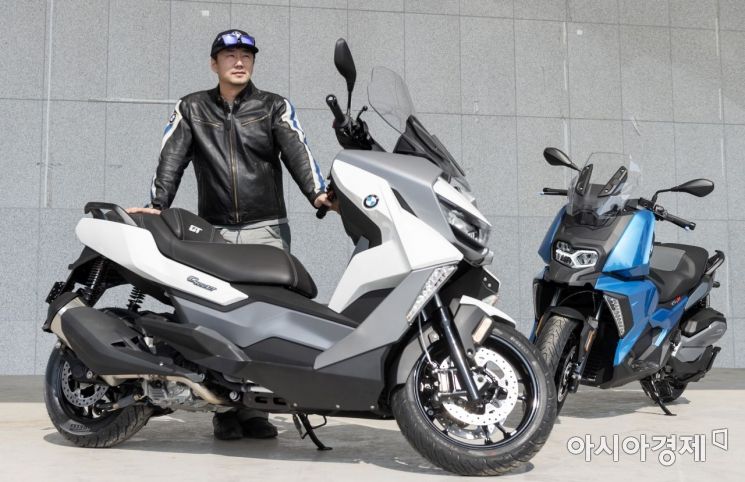 배우 류승수 씨는 연예계에서도 유명한 모터사이클 라이더로 알려져 있다. 류 씨가 BMW의 새로운 도심형 스쿠터 C400을 소개하고 있다./경북 상주=윤동주 기자 doso7@