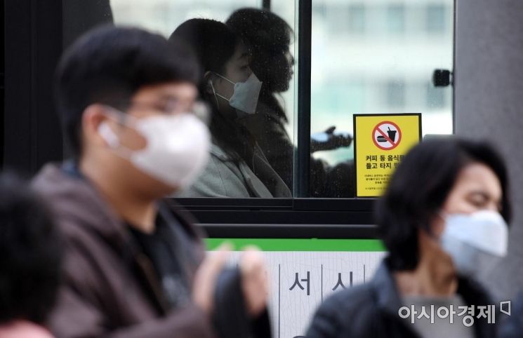 미세먼지 비상저감조치가 시행된 날 서울 광화문광장 인근에서 시민들이 마스크를 착용하고 있다. 기사는 사진과 무관. 출처=아시아경제 DB