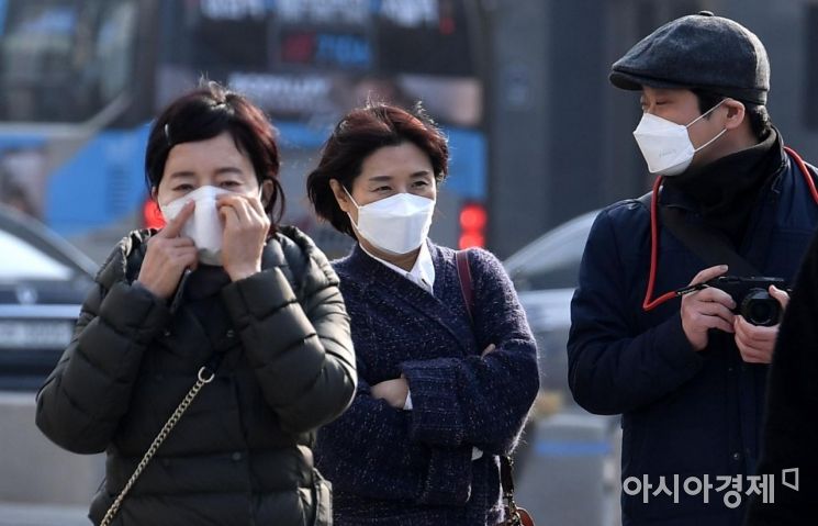 지난 4일 서울 광화문광장에서 시민들이 미세먼지 마스크를 착용한 채 발걸음을 재촉하고 있다 /사진=아시아경제 DB