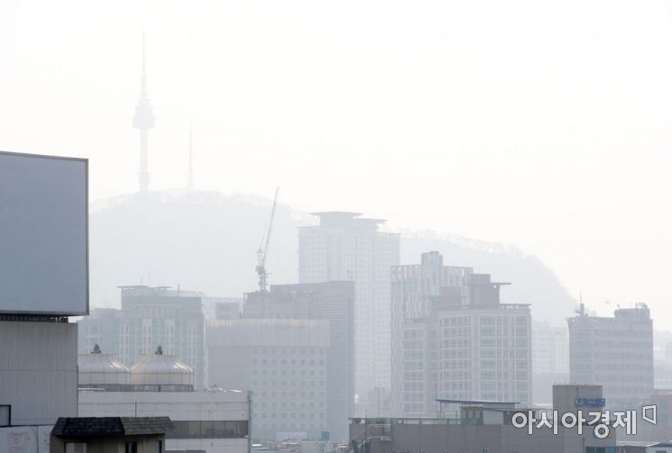 최악의 미세먼지가 이어지고 있는 4일 서울 동대문성곽공원에서 바라본 하늘이 뿌옇다. 기상청은 당분간 비소식이 없어 먼지가 계속 쌓일 것으로 예상했다. /문호남 기자 munonam@
