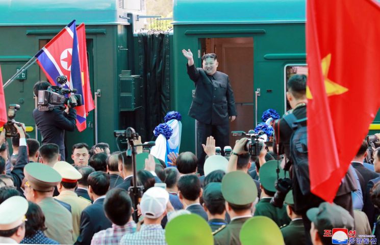 김정은 북한 국무위원장이 베트남 방문을 마친 지난 2일 중국과 접경지역인 베트남 랑선성 동당역에 도착, 환송단에게 인사하고 있다.