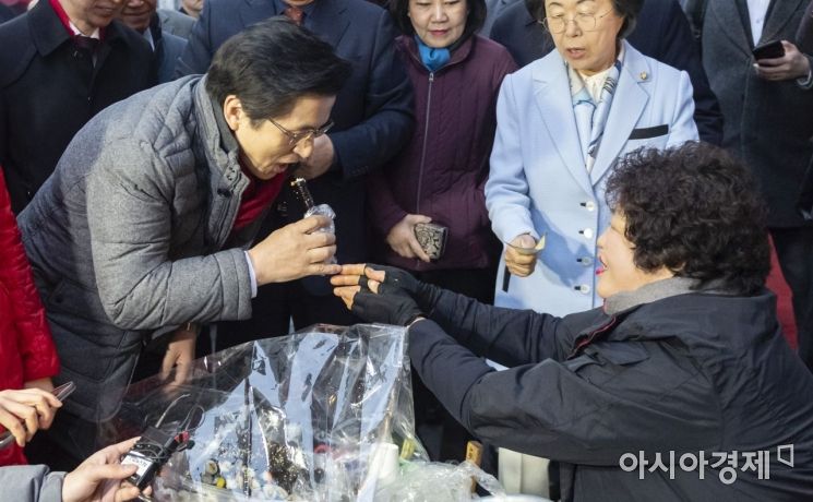 30년간 남대문 새벽시장에서 김밥을 팔고 있는 한 아주머니는 황 대표에게 직접 김밥을 먹여주며 "나라를 위해 큰일을 해달라"고 당부했다./윤동주 기자 doso7@