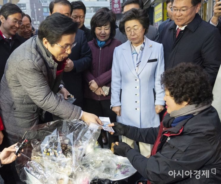 [포토] 김밥 값 지불하는 황교안 대표