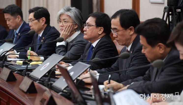 [포토]이낙연 총리 발언 경청