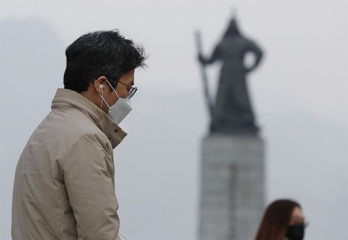 수도권을 포함한 일부 지역에 미세먼지 비상저감조치가 발령된 4일 오전 서울 종로구 세종로사거리에서 마스크를 쓴 시민이 출근하고 있다/사진= 연합뉴스