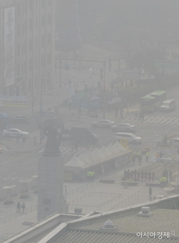 경칩날 아침 출근길 미세먼지 '비상'…대부분 지역 '매우 나쁨'
