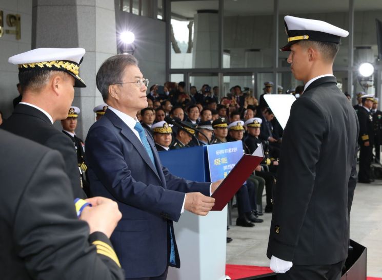 문재인 대통령이 5일 오후 경남 창원시 진해구 해군사관학교에서 열린 제73기 졸업 및 임관식에서 정송훈 소위에게 대통령상을 수여하고 있다. (사진=연합뉴스)