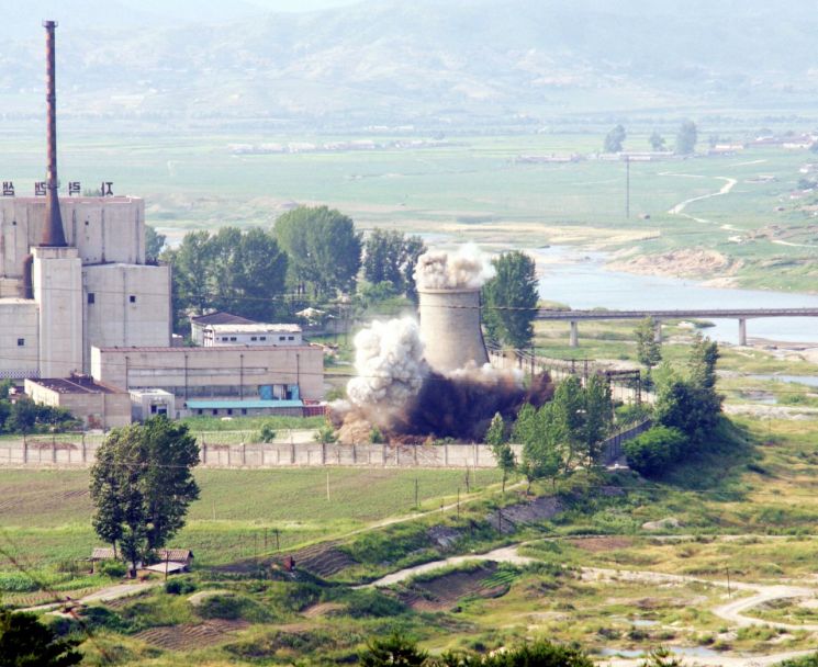 2008년 6월 27일 북한이 비핵화 의지를 과시하기 위해  영변 원자로의 냉각탑을 폭파하는 장면
