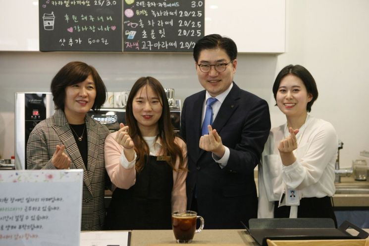 [이사람]이정훈 강동구청장 '장애인일자리카페 5호점' 개소식 참석