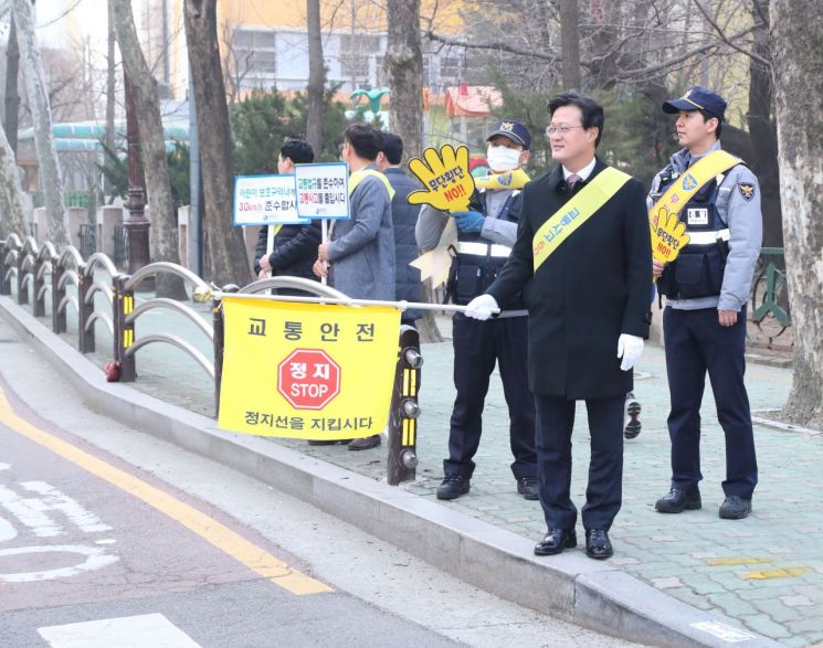 [포토]채현일 영등포구청장, 새학기 교통안전 캠페인 펼쳐 