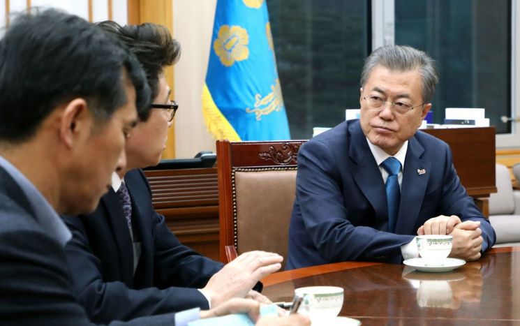 [리얼미터]문 대통령 국정 지지율 47.3%…한국당은 29.8% 국정농단 이후 최고치
