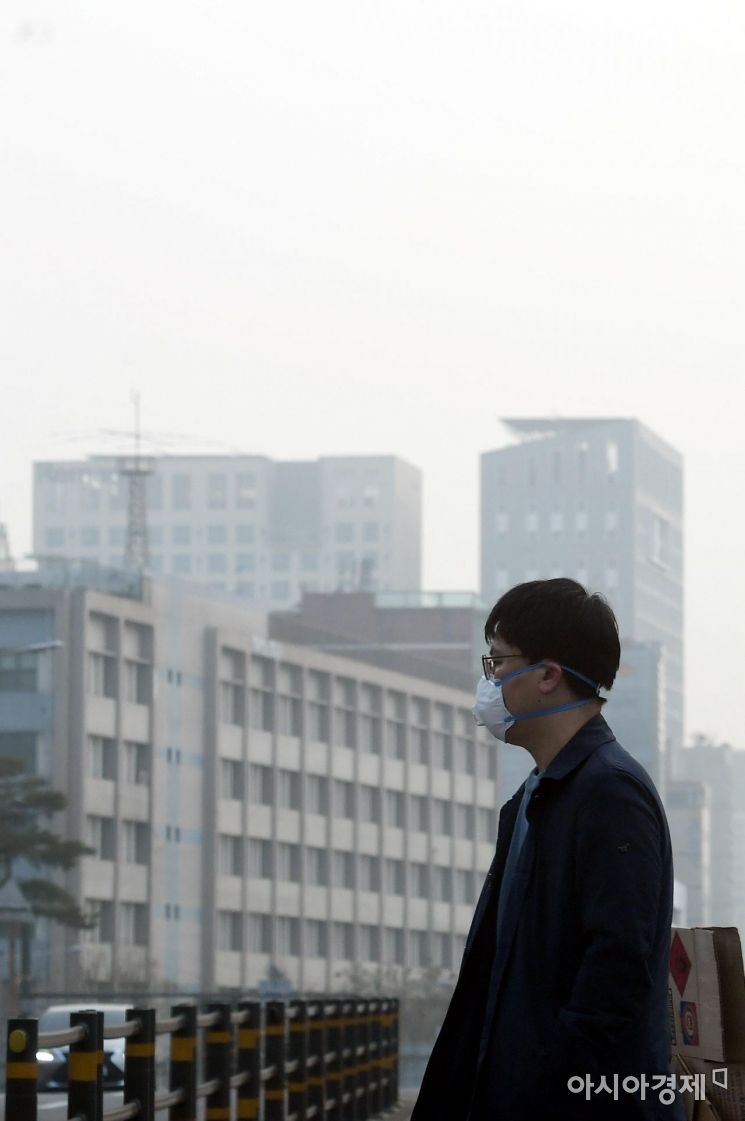 초유의 엿새째 미세먼지 비상저감조치가 시행된 6일 서울의 한 거리에서 시민들이 마스크를 착용한 채 발걸음을 재촉하고 있다./김현민 기자 kimhyun81@