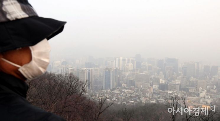 초유의 엿새째 미세먼지 비상저감조치가 시행된 6일 서울 남산에서 바라본 도심이 희뿌연 먼지로 덮여 있다./김현민 기자 kimhyun81@
