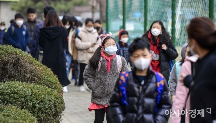수도권 지역에 미세먼지 비상저검조치가 엿새째 이어지고 있는 6일 서울 여의도초등학교에서 어린이들이 마스크를 착용한채 등교하고 있다./강진형 기자aymsdream@