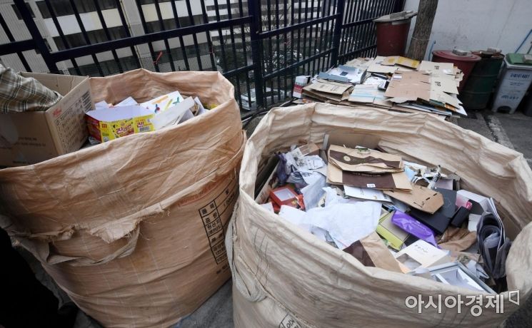 서울의 한 아파트 단지 분리수거장에 포장 박스 등 재활용쓰레기가 쌓여 있다./김현민 기자 kimhyun81@