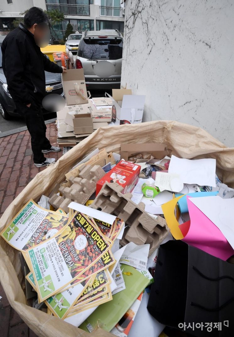 6일 서울의 한 아파트 단지 분리수거장에 포장 박스 등 재활용쓰레기가 쌓여 있다./김현민 기자 kimhyun81@