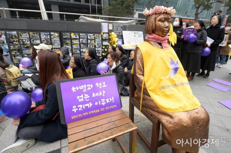 세계 여성의 날을 이틀 앞둔 6일 서울 종로구 주한 일본대사관 앞 평화로에서 제1377차 일본군 성노예제 문제해결을 위한 정기 수요시위가 열리고 있다. /문호남 기자 munonam@