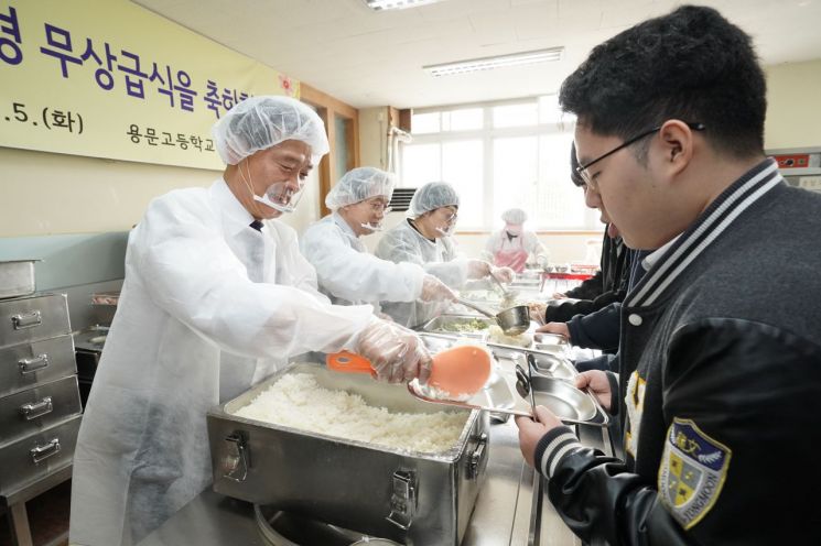 [이사람]이승로 성북구청장, 용문고 첫 무상급식 배식 봉사 