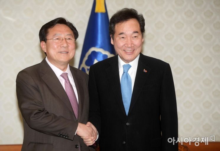 [포토]악수하는 이낙연 총리와 김기문 중소기업중앙회장