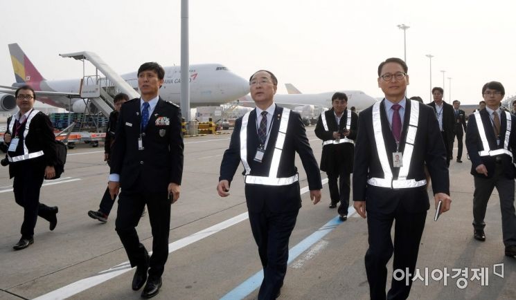 [포토] 인천공항 화물터미널 방문한 홍남기 부총리