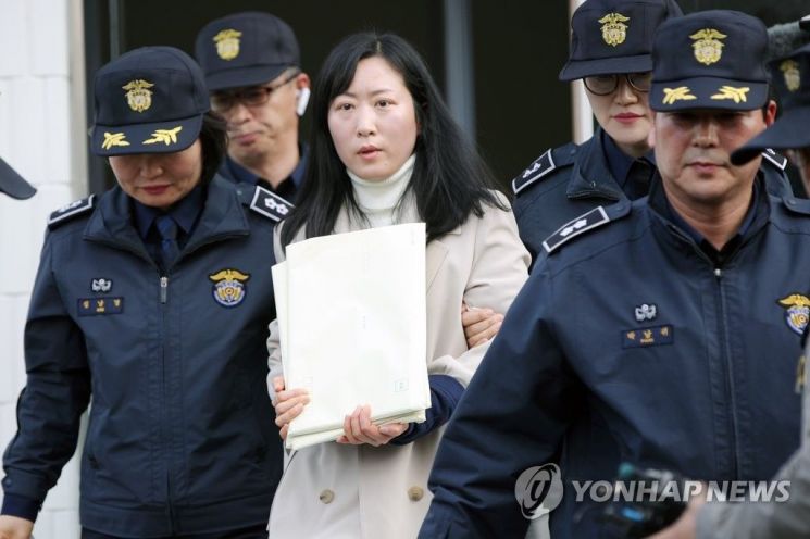 6일 오후 광주지법 해남지원에서 친아버지를 살해한 혐의로 무기징역을 선고받은 김신혜씨가 재심 첫 공판준비기일을 마치고 돌아가고 있다.사진=연합뉴스