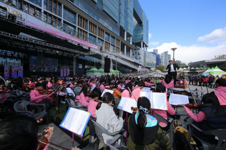 지난해 4월 열린 ‘금천하모니벚꽃축제2018’의 메인프로그램 ‘금천하모니오케스트라’ 공연모습