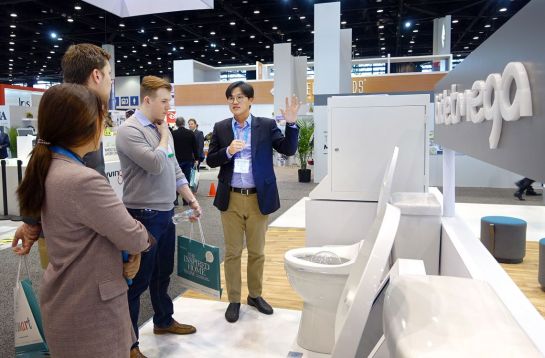 코웨이 직원이 미국 시카고에서 열린 '2019 국제 가정용품 박람회(IHHS)'에서 참관객들에게 '비데메가 200' 신제품을 소개하고 있다.