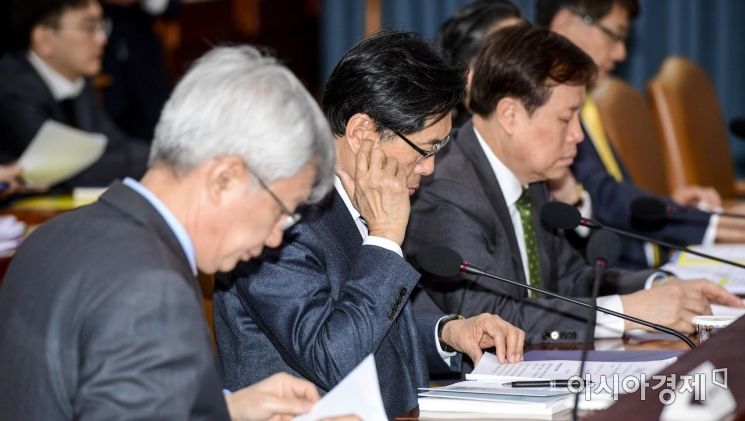 [포토]국정현안점검조정회의 참석한 박상기 법무부 장관