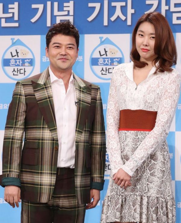 지난 3월 서울 상암동 MBC 신사옥에서 열린 MBC 예능프로그램 '나 혼자 산다' 5주년 기념 기자 간담회에서 포즈를 취하고 있는 모습./사진=연합뉴스