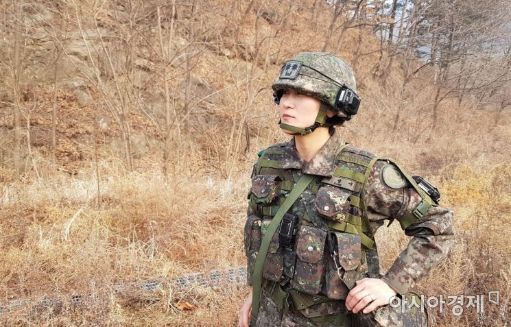 육군 28사단 돌풍연대 대대장으로 취임해 여군 최초의 전방사단 보병대대장이 된 권성이 중령이 강원도 인제 과학화전투훈련장을 살펴보고 있다. (사진=육군)