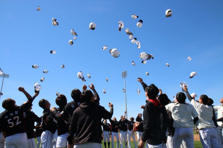 KT, 스프링 캠프 MVP 정성곤…이강철 감독 "젊은 선수들 경쟁 통해 성장"
