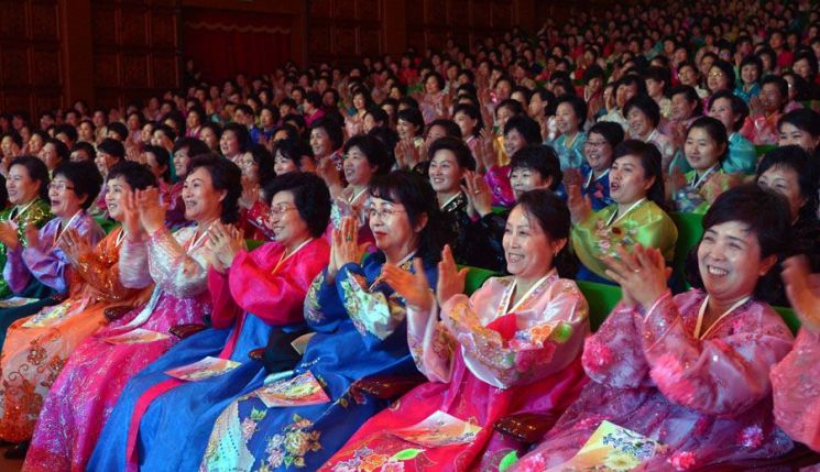 2017년 3월 8일 국제부녀절에 만수대예술단 삼지연악단공연을 보는 북한 주민들