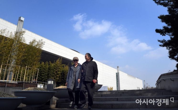 국립중앙박물관을 찾은 시민들이 산책을 즐기고 있다./김현민 기자 kimhyun81@