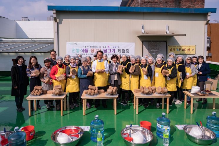 [포토]광진구청 옥상에서 전통 장 담그기!