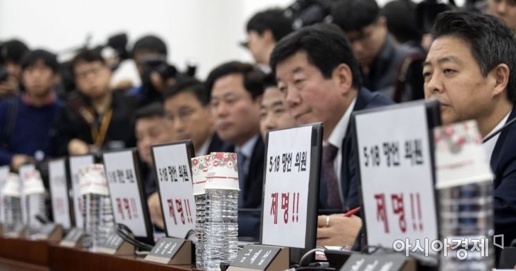 국회 윤리위 열렸지만...민주-한국, 징계안 대신 '피켓' 놓고 공방 