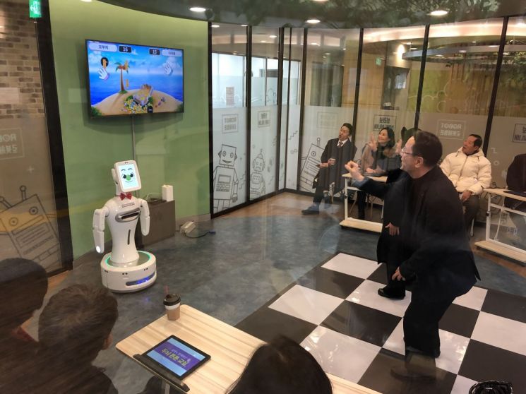 서초구 반포1동주민센터에 위치한‘서초 스마트 시니어 IT체험존'에서 어르신들이 인공지능(AI) 로봇과 함께 뇌건강 증진 게임을 즐기고 있다.