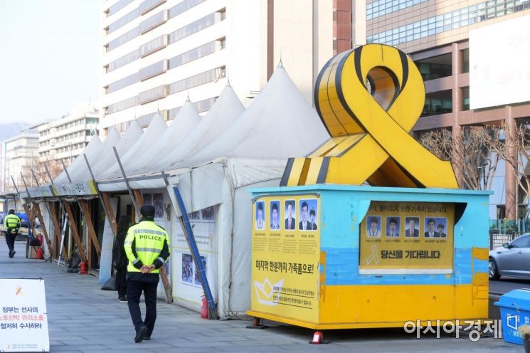 [포토]자진 철거 앞둔 세월호 광장