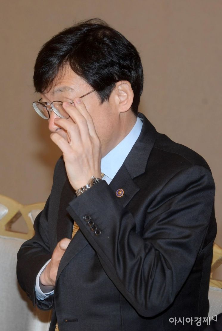 [포토]안경 고쳐쓰는 이호승 기재부 1차관