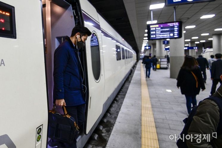 [포토]SRT 통근열차 이용하는 직장인들