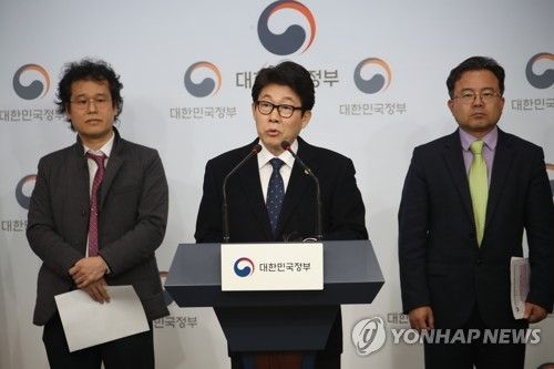 7일 정부서울청사에서 조명래 환경부 장관이 고농도 미세먼지 긴급조치 강화 방안을 브리핑하고 있다. 사진=연합뉴스