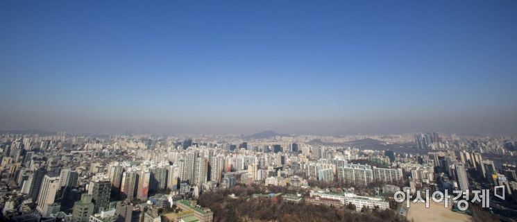 미세먼지 농도가 '보통' 수준인 8일 서울 강남구에서 바라본 도심 하늘에 미세먼지띠가 관측되고 있다./강진형 기자aymsdream@