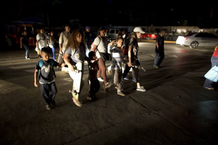정국 혼란에 빠진 베네수엘라에 나흘째 이어진 정전사태로 전국이 암흑에 휩싸였다. 임시 전력공급처로 이동 중인 베네수엘라 시민들의 모습.(사진=AP연합뉴스)