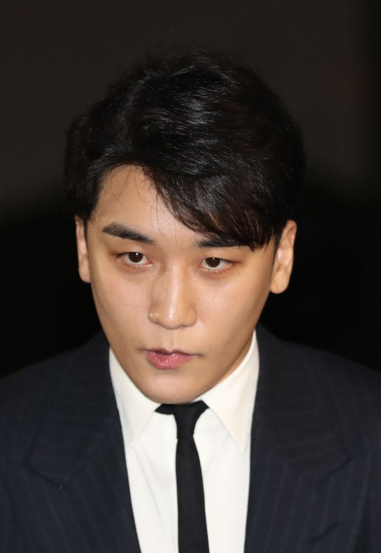 '해외 투자자 성접대' 의혹을 받고 있는 그룹 빅뱅의 승리가 지난달 27일 조사받기 위해 서울지방경찰청으로 들어서고 있다. 서울지방경찰청 광역수사대는 승리를 상대로 성접대 의혹을 비롯해 그동안 불거진 의혹 전반을 조사할 방침이다. / 사진=연합뉴스