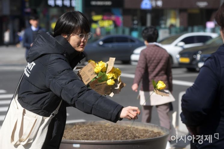 [포토]오늘은 세계 여성의 날, '노란 장미'를 전합니다