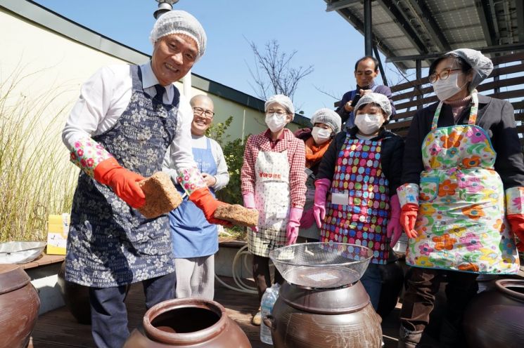 함께 장 담그며 ‘우린 한 식구’ 됐어요