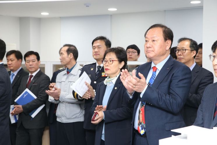 범인 검거 시연 관람하는 유동균 마포구청장