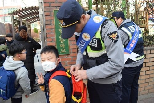 동대문경찰서, 어린이 '교통안전 반사지' 캠페인