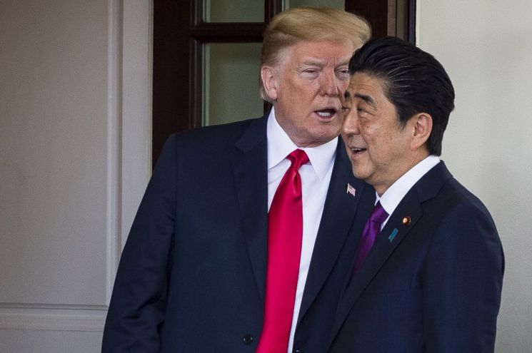 미국 백악관에서 지난 2018년 6월 7일 방미 중인 아베 신조 일본 총리가 도널드 트럼프 미 대통령과 귓속말을 나누고 있다. <사진=EPA연합>