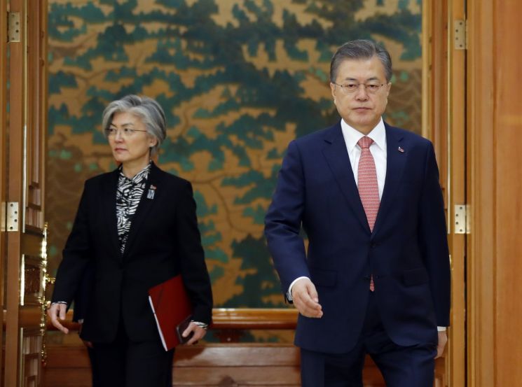 문재인 대통령이 8일 오전 청와대에서 열린 주한대사 신임장 제정식에 참석하기 위해 강경화 외교부 장관과 함께 입장하고 있다.
사진=연합뉴스